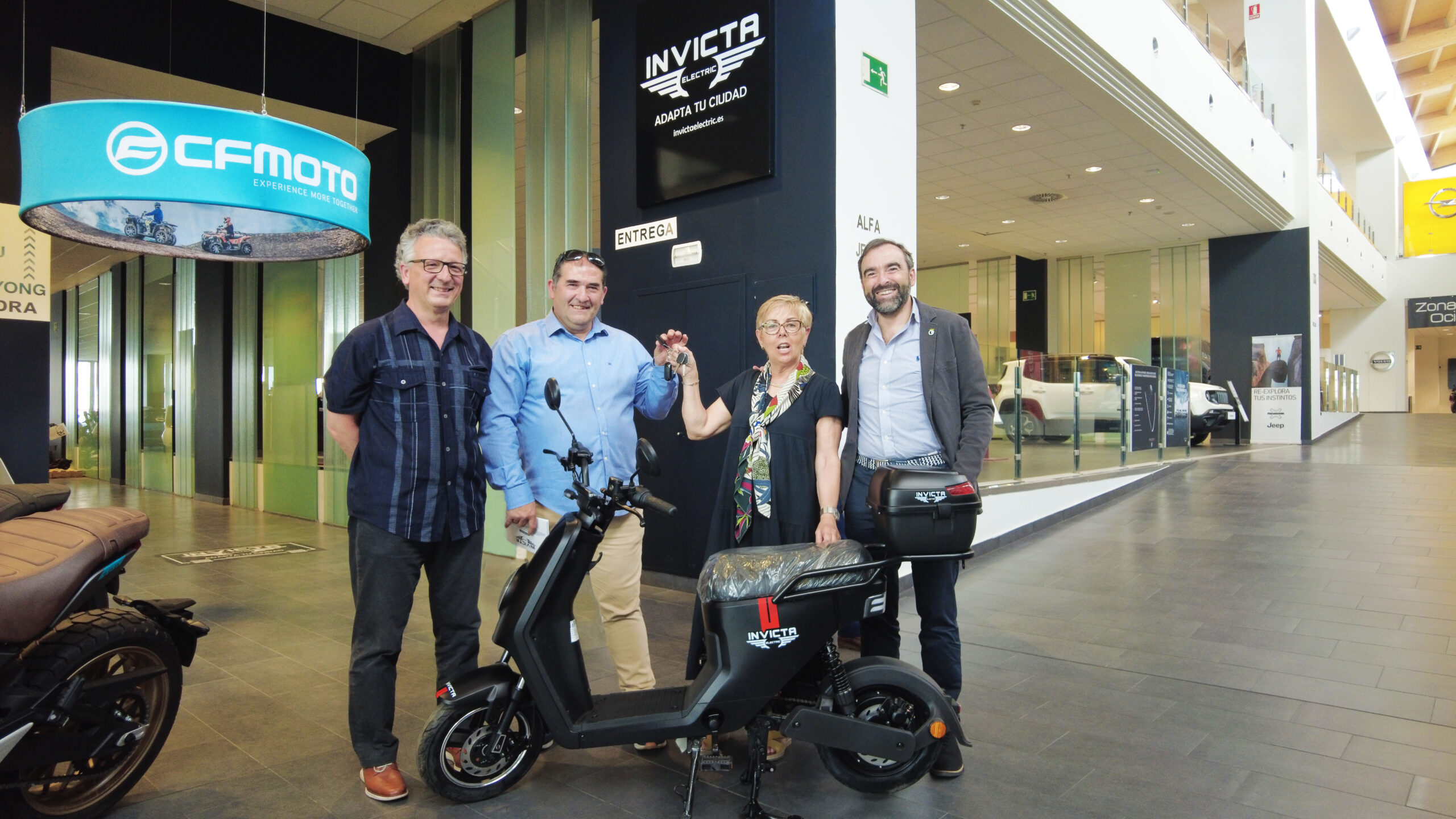 Invicta Electric entrega su bicimoto al ganador del sorteo en beneficio de la Asociación Párkinson Burgos