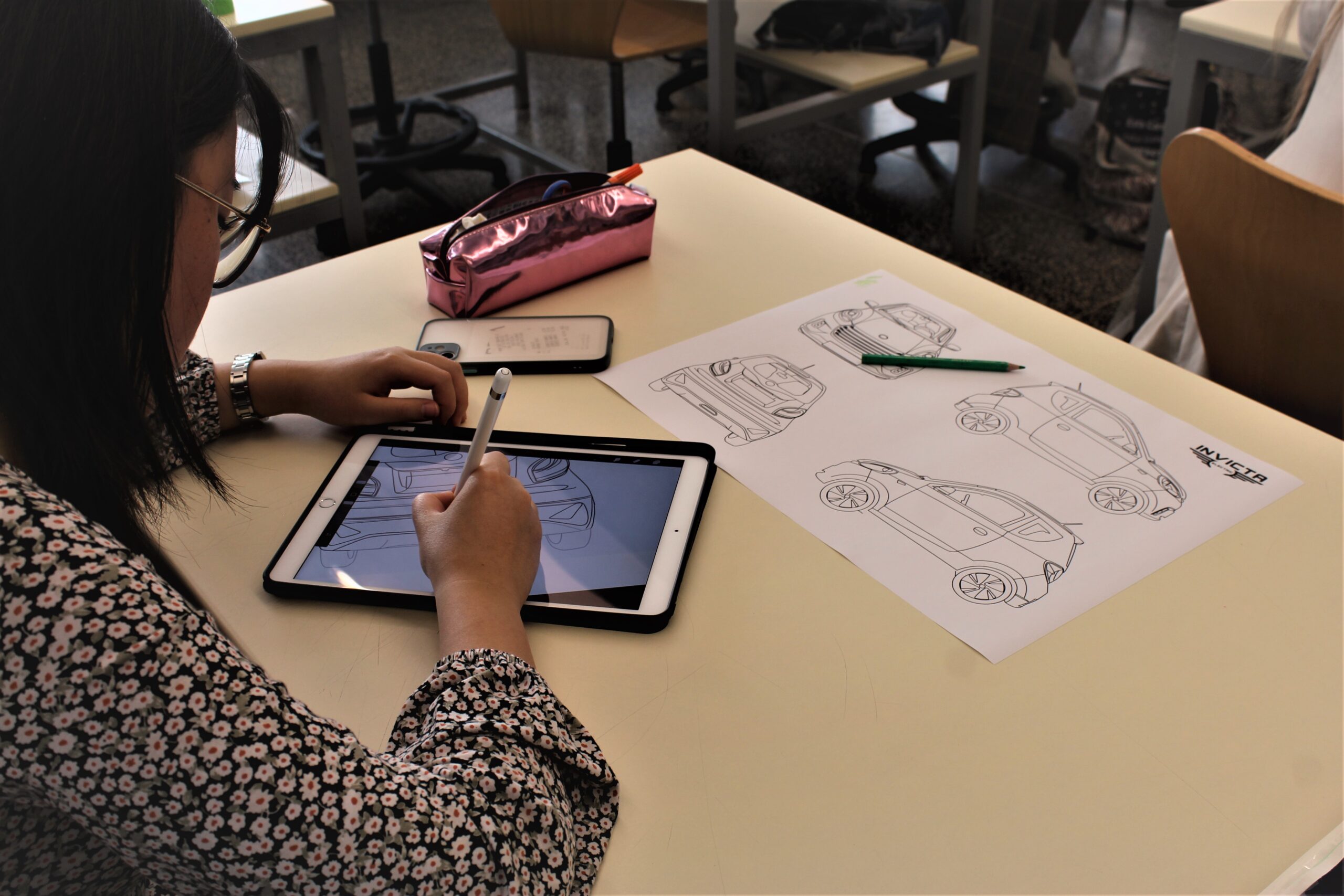 Los alumnos de la Escuela de Arte de Burgos plasman sus ideas de diseño sobre el Invicta Electric D2S