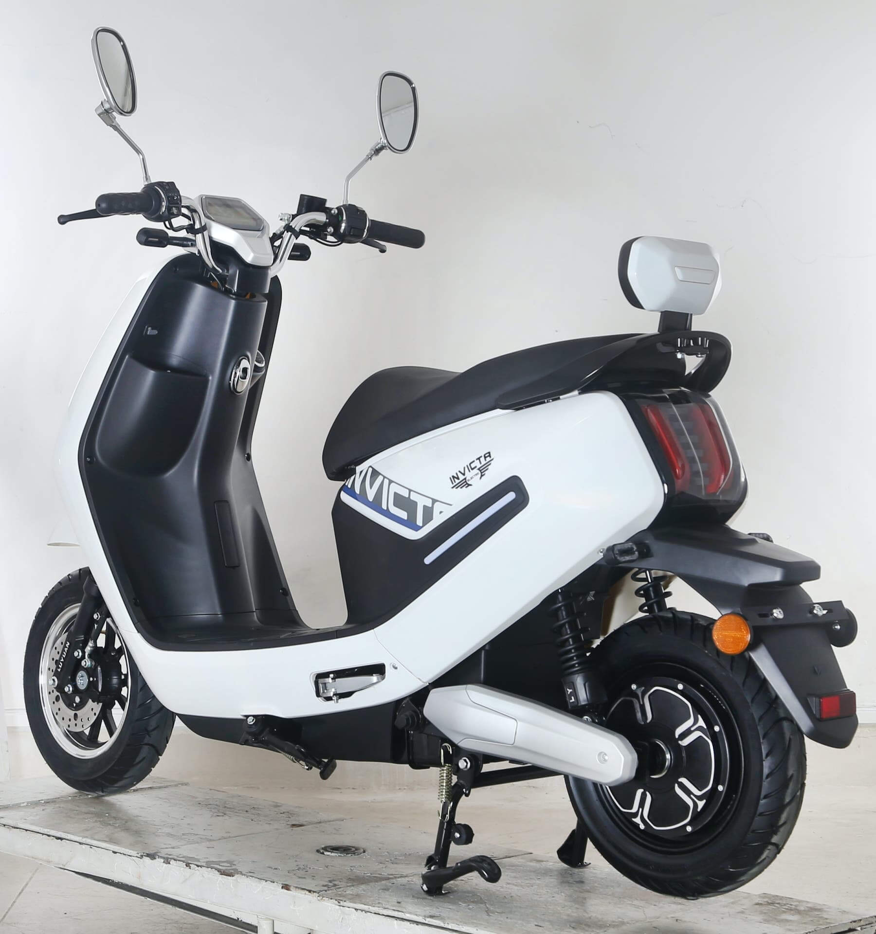 HÍBRIDOS Y ELÉCTRICOS: Invicta Electric MB5 llega a España un asequible scooter eléctrico bajo dos versiones distintas